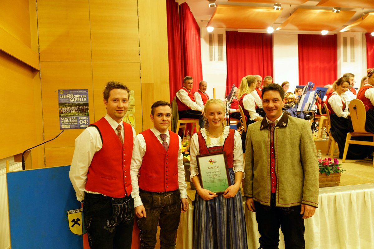 Obm. Simon Rauter, Jugendreferent Phillip Traar, Neuzugang Anna Enzi, Kapellmeister Martin Rauter